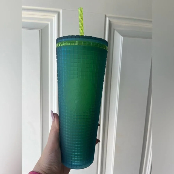 Starbucks Limited Edition Winter 2022 Green Grid 24 oz Tumbler - Picture 1 of 2